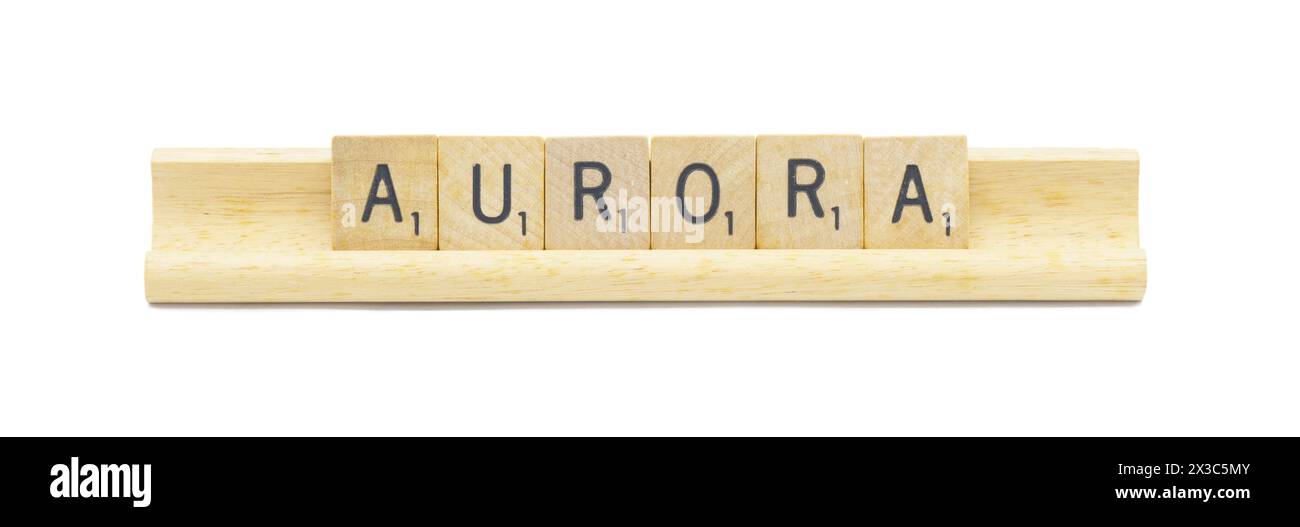 Concetto di neonata neonata popolare nome di AURORA realizzato con piastrelle di legno quadrate lettere dell'alfabeto inglese con colore naturale e venatura su un legno Foto Stock