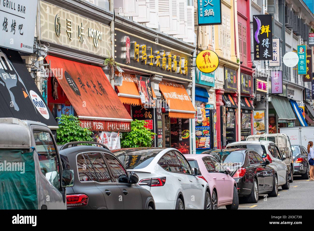 La colorata via Liang Seah a Singapore è piena di negozi storici e ristoranti cinesi ed è gratuita dalle 6,30 alle 24 quasi tutte le sere Foto Stock