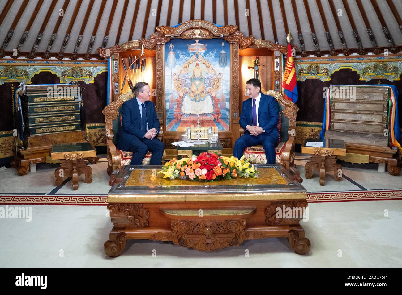 Il Segretario degli Esteri David Cameron incontra il Presidente Khurelsukh nel suo Ger al Palazzo Presidenziale di Ulan Bator, Mongolia, il quinto giorno del suo tour di cinque giorni nella regione dell'Asia centrale. Data foto: Venerdì 26 aprile 2024. Foto Stock