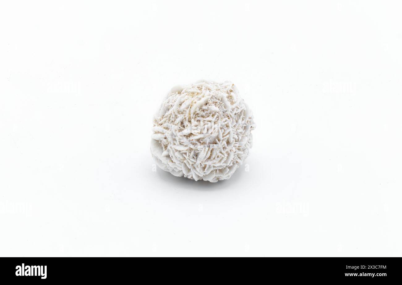 rosa come formazione di gruppi di cristallo di minerale di gesso. desert rose una singola palla isolata su sfondo bianco. Bellissimo fiore della natura fatto Foto Stock