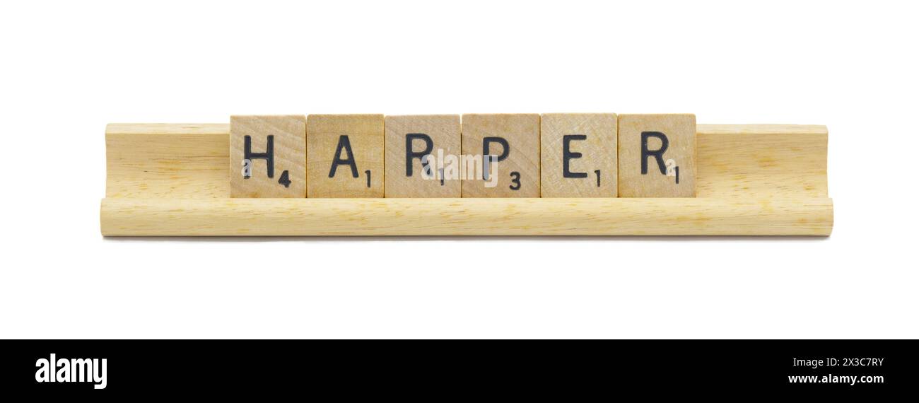 Concetto di famosa bambina appena nata nome di HARPER realizzato con piastrelle di legno quadrate lettere dell'alfabeto inglese con colore naturale e venatura su un legno Foto Stock