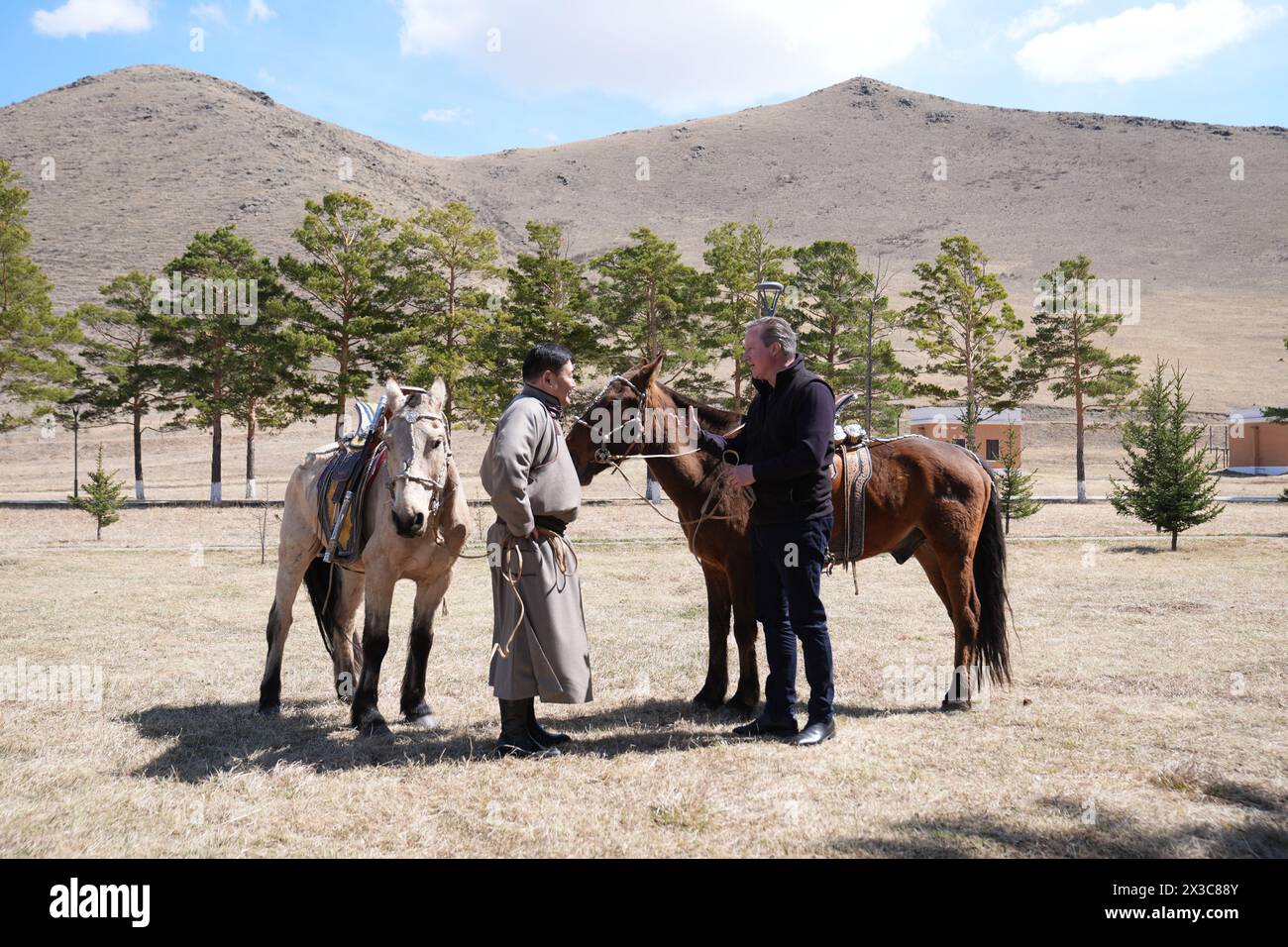 Il Segretario degli Esteri Lord David Cameron posa per una foto con il primo Ministro della Mongolia Oyunerdene Luvsannamsrai, e i suoi cavalli, durante una visita al complesso Ikh Tenger a Ulaanbaatar, Mongolia, l'ultimo giorno del suo tour di cinque giorni nella regione dell'Asia centrale. Data foto: Venerdì 26 aprile 2024. Foto Stock