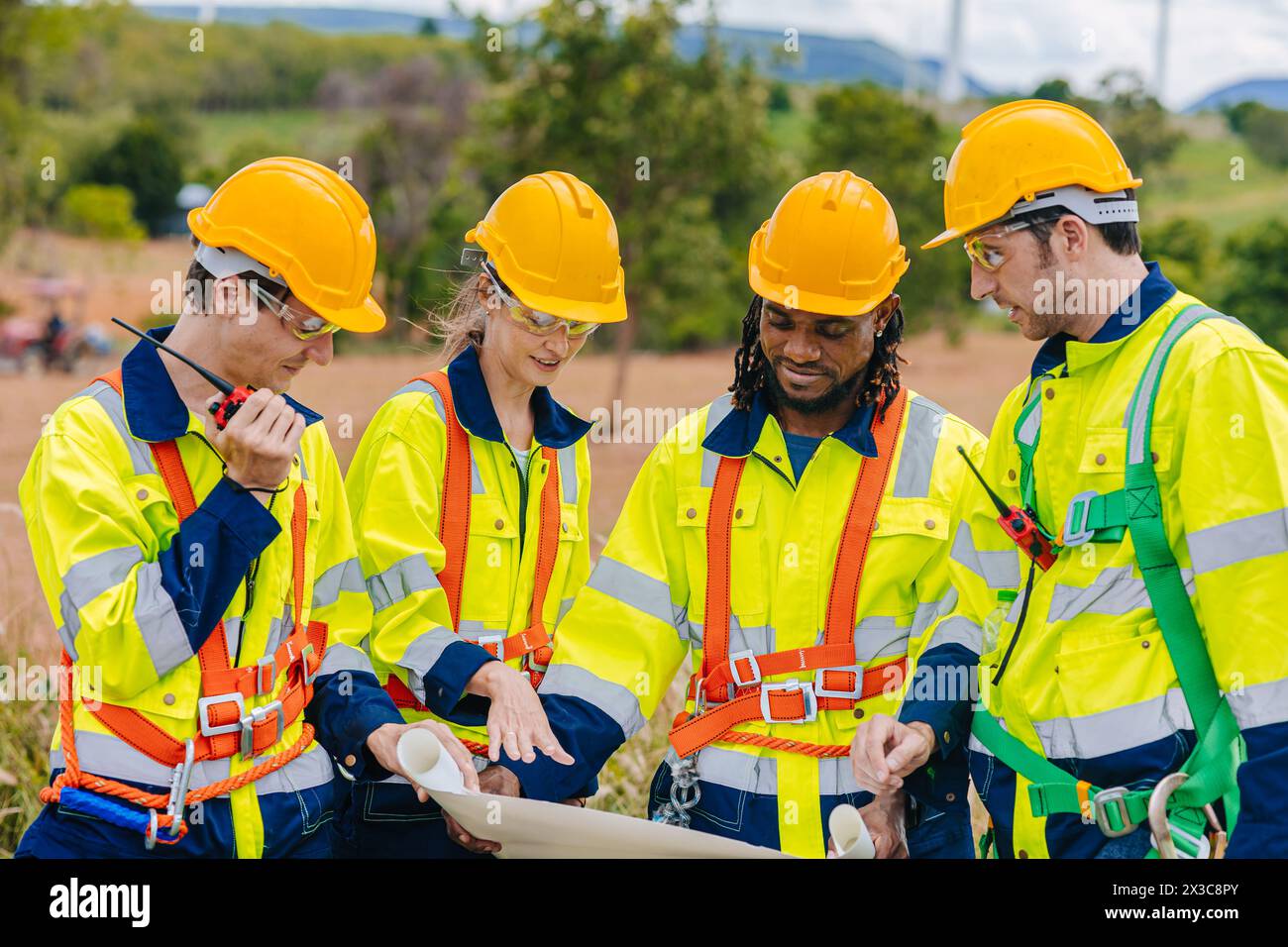 Indagine del gruppo di lavoro del team di ingegneri presso la manutenzione del generatore eolico manutenzione del mulino eolico all'aperto. Foto Stock Indagine del gruppo di lavoro del team di ingegneri presso la manutenzione del generatore eolico manutenzione del mulino eolico all'aperto. Foto Stock