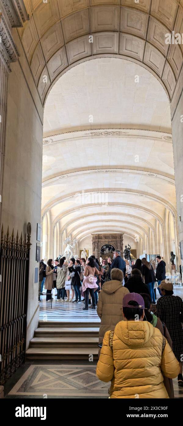 PARIGI, FRANCH - 22 APRILE 2024 - i turisti visitano il Museo del Louvre di Parigi, Francia, 22 aprile 2024. Foto Stock