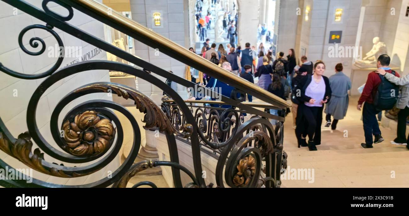 PARIGI, FRANCH - 22 APRILE 2024 - i turisti visitano il Museo del Louvre di Parigi, Francia, 22 aprile 2024. Foto Stock