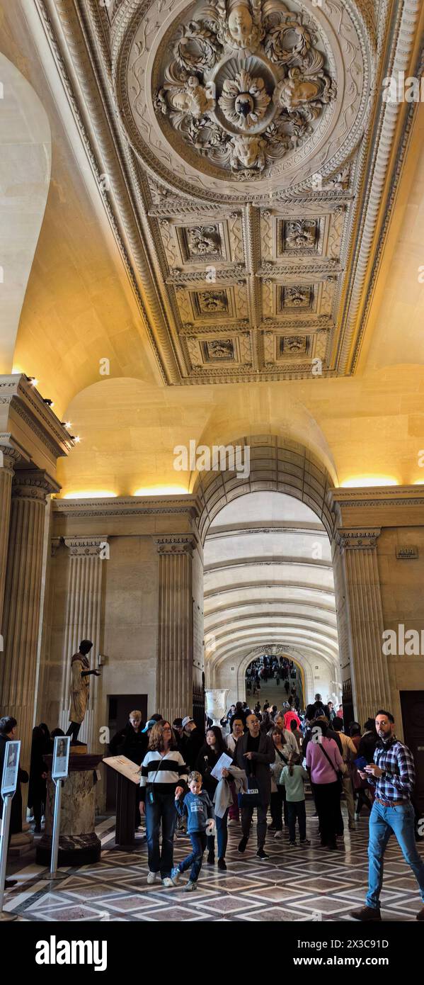 PARIGI, FRANCH - 22 APRILE 2024 - i turisti visitano il Museo del Louvre di Parigi, Francia, 22 aprile 2024. Foto Stock
