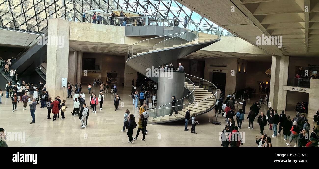 PARIGI, FRANCH - 22 APRILE 2024 - i turisti visitano il Museo del Louvre di Parigi, Francia, 22 aprile 2024. Foto Stock