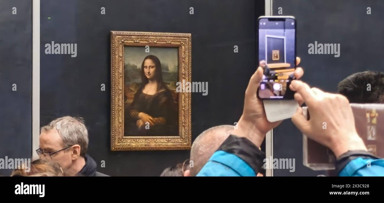 PARIGI, FRANCH - 22 APRILE 2024 - i turisti visitano il Museo del Louvre di Parigi, Francia, 22 aprile 2024. Foto Stock