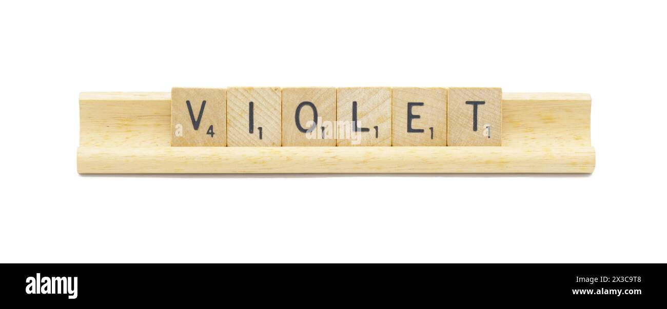 Concetto di popolare neonata nome di VIOLA, realizzato con piastrelle di legno quadrate lettere dell'alfabeto inglese con colore naturale e venatura su un legno Foto Stock