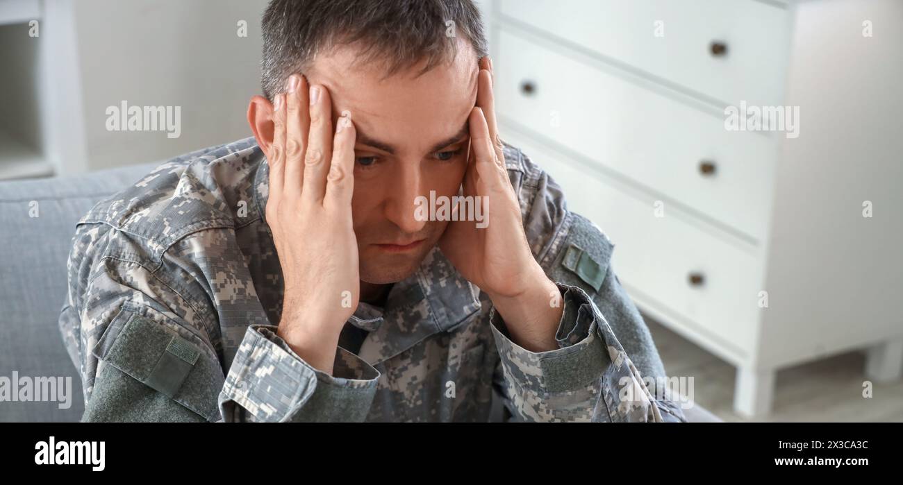 Soldato maturo stressato nell'ufficio dello psicologo. Banner per la giornata nazionale di sensibilizzazione del PTSD Foto Stock