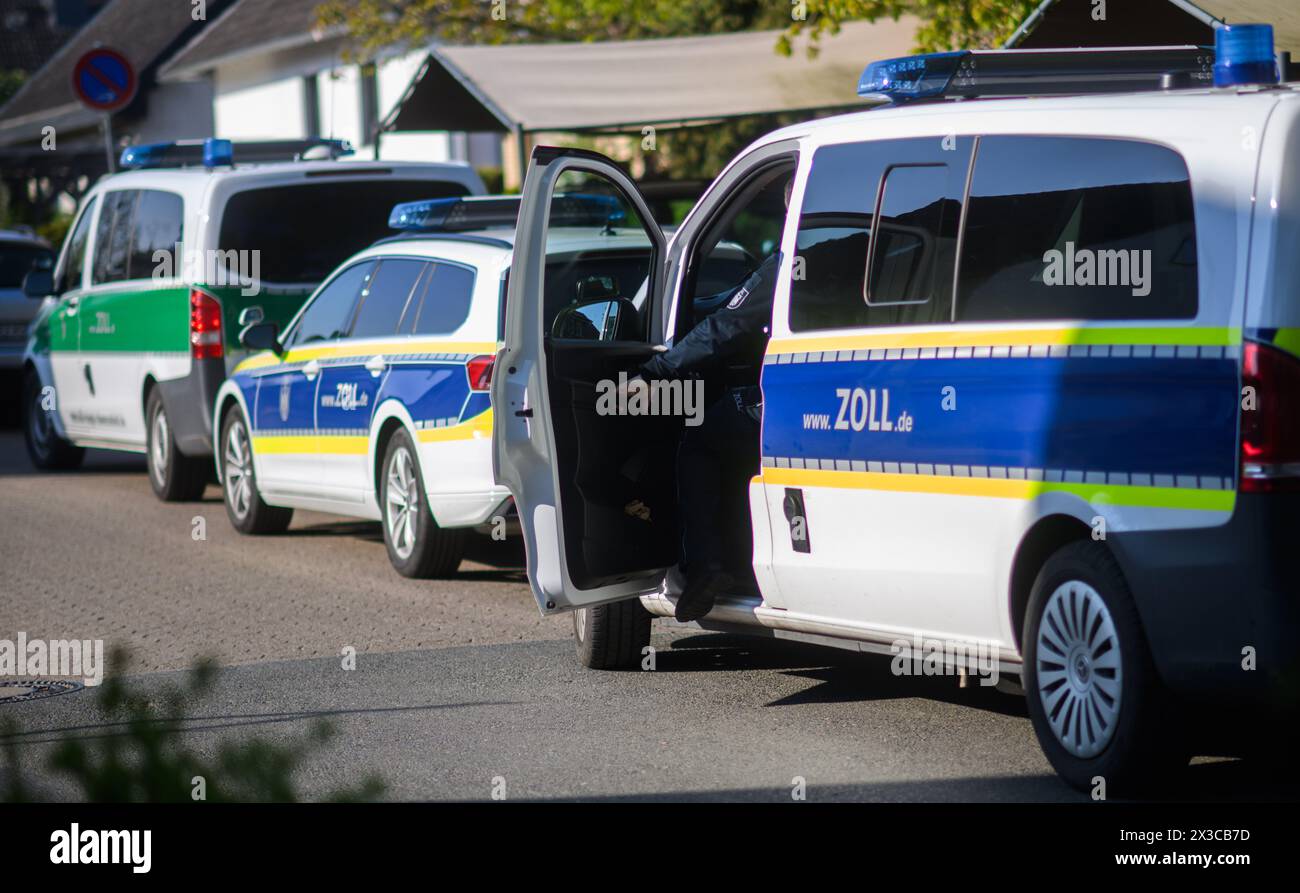 Garbsen, Germania. 23 aprile 2024. Un funzionario doganale sale durante un'ispezione del lavoro non dichiarato in una nuova area di sviluppo nella regione di Hannover. Durante i giorni della campagna di primavera contro il lavoro sommerso, lo stato della bassa Sassonia, le dogane e le autorità locali hanno effettuato controlli mirati. Credito: Julian Stratenschulte/dpa/Alamy Live News Foto Stock