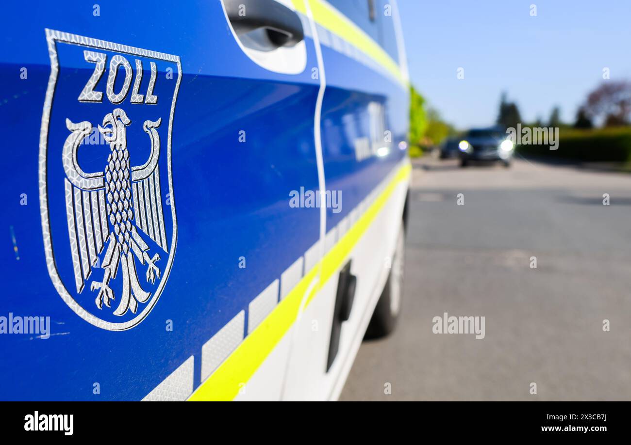 Garbsen, Germania. 23 aprile 2024. Un veicolo doganale si ferma durante un'ispezione del lavoro non dichiarato in una nuova area di sviluppo nella regione di Hannover. Durante i giorni della campagna di primavera contro il lavoro sommerso, lo stato della bassa Sassonia, le dogane e le autorità locali hanno effettuato controlli mirati. Credito: Julian Stratenschulte/dpa/Alamy Live News Foto Stock
