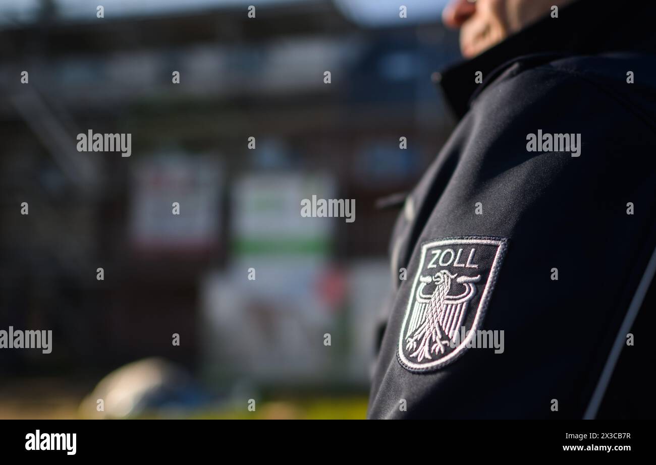 Garbsen, Germania. 23 aprile 2024. Un funzionario doganale si trova durante un'ispezione del lavoro non dichiarato in una nuova area di sviluppo nella regione di Hannover. Durante i giorni della campagna di primavera contro il lavoro sommerso, lo stato della bassa Sassonia, le dogane e le autorità locali hanno effettuato controlli mirati. Credito: Julian Stratenschulte/dpa/Alamy Live News Foto Stock