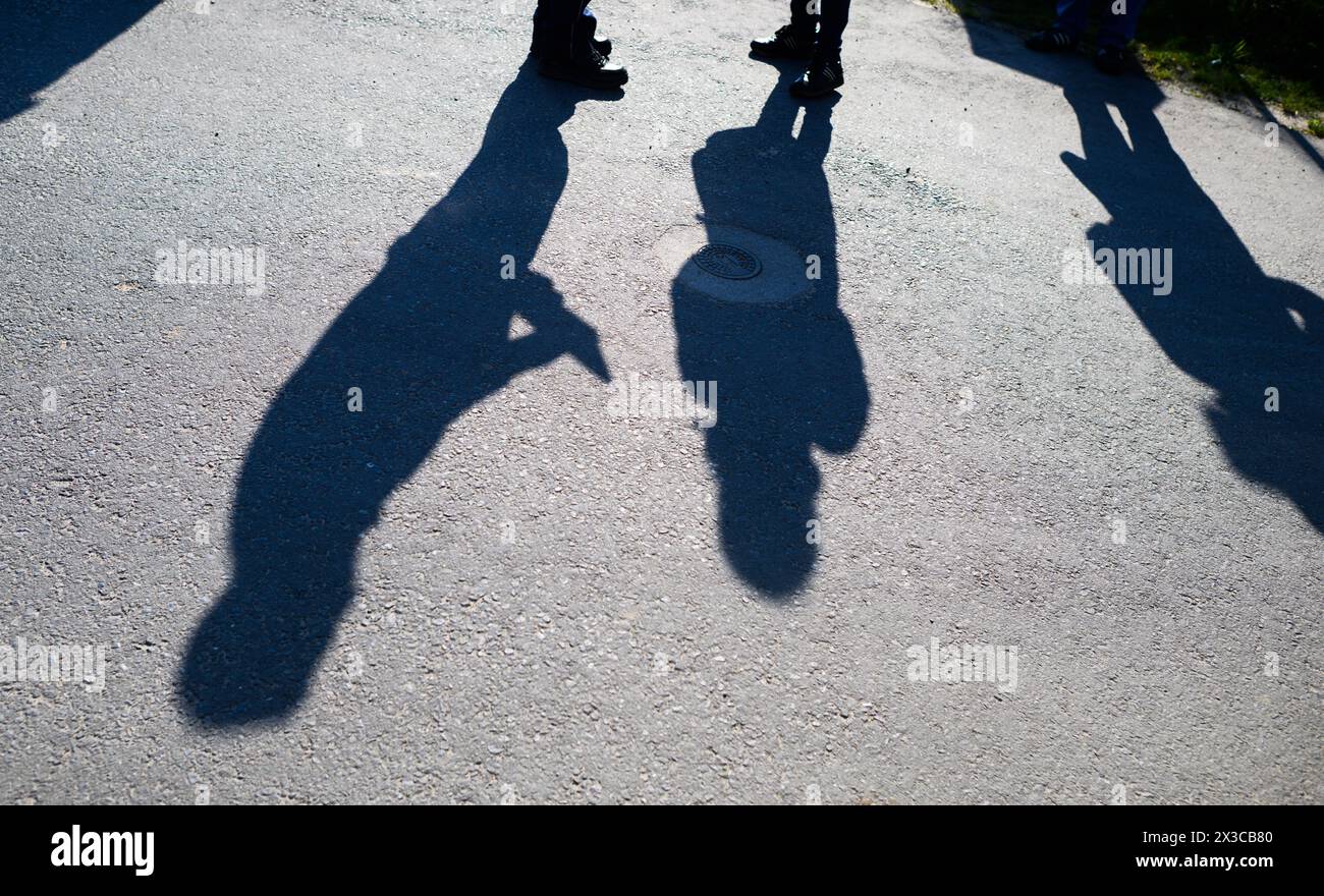 Garbsen, Germania. 23 aprile 2024. I funzionari doganali si presentano durante un'ispezione del lavoro non dichiarato in una nuova area di sviluppo nella regione di Hannover. Lo stato della bassa Sassonia, le dogane e le autorità locali hanno effettuato controlli mirati durante i giorni della campagna primaverile contro il lavoro sommerso. Credito: Julian Stratenschulte/dpa/Alamy Live News Foto Stock