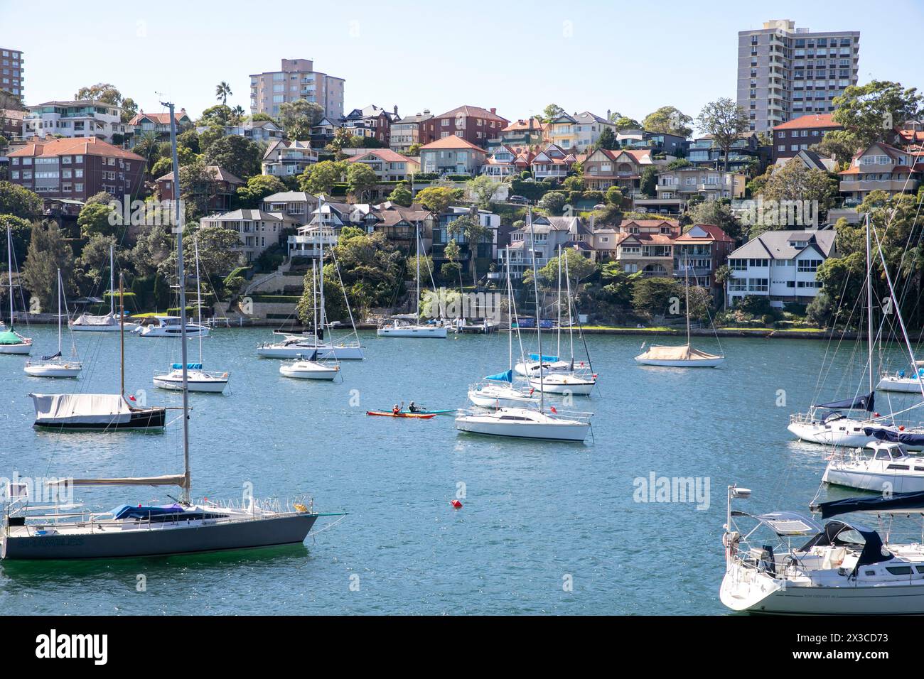 Mosman Bay sul porto di Sydney, yacht a vela e barche ormeggiate nella baia con case e case Mosman con vista sul porto, Sydney, NSW, Australia, 2024 Foto Stock