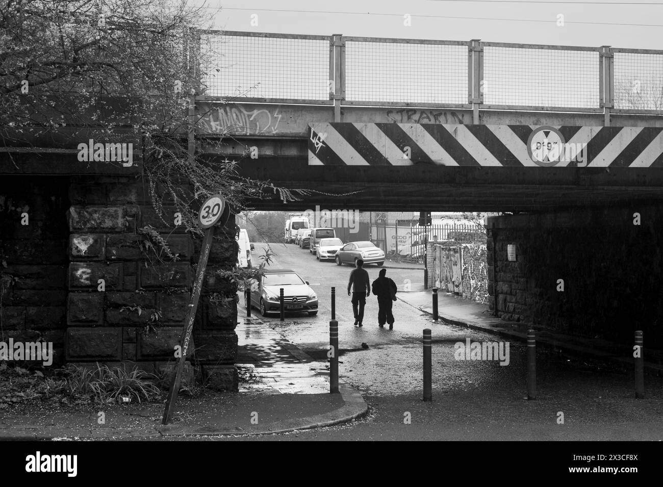 Coppia che cammina sotto il ponte ferroviario, South View Walk, Heaton, Tyne e Wear Foto Stock