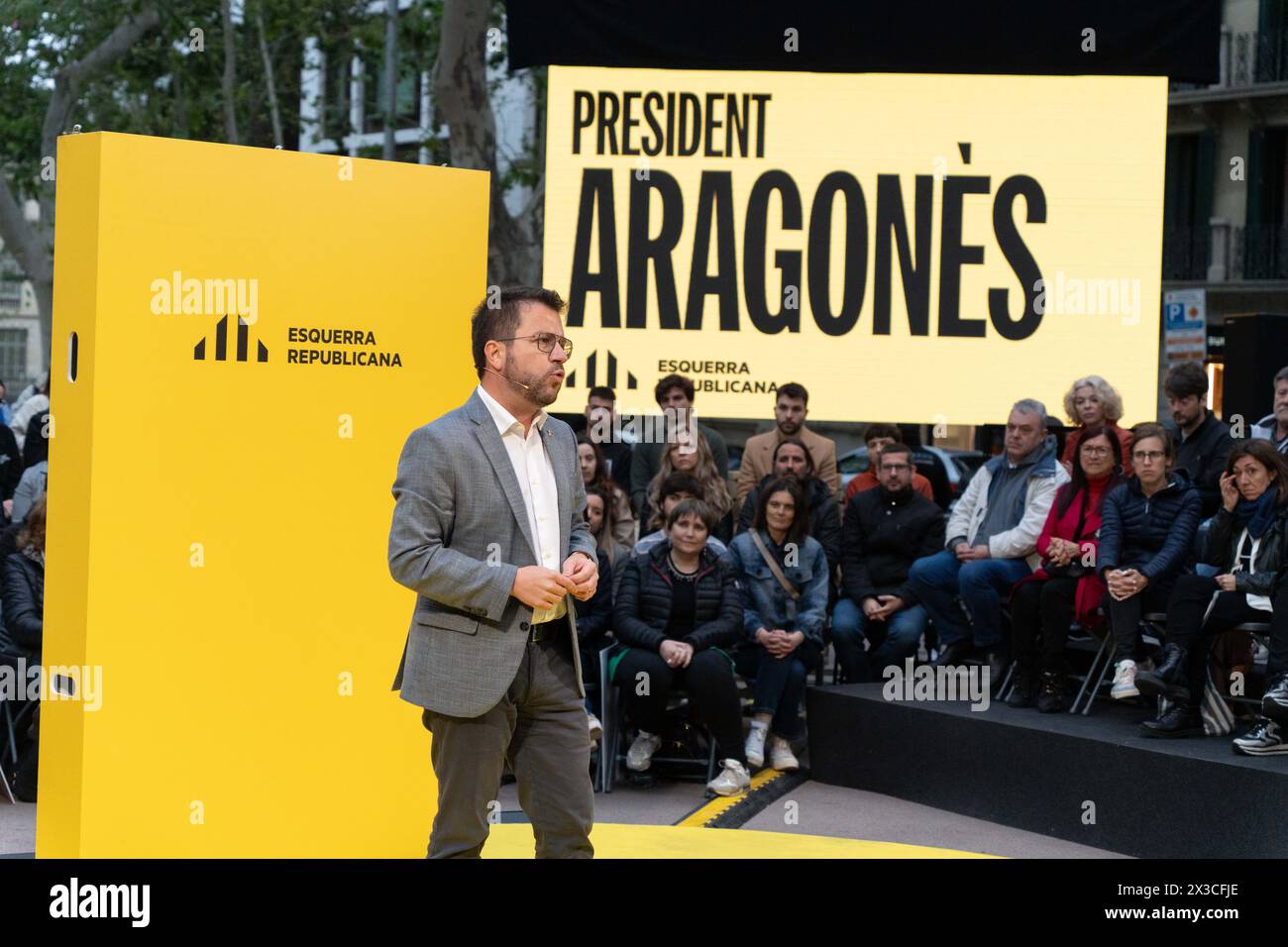 Barcellona, Spagna. 25 aprile 2024. La campagna elettorale prende il via in Catalogna con il raduno d'inizio della campagna di "Esquerra”, il partito di governo della Catalogna, e con il candidato alla rielezione Pere Aragons Arranca la campa-a Electoral en Catalu-a con el mitin de inicio de campa-a de 'Esquerra', el partito gobernante en Catalu-a y con el candidato a la reelecci-n Pere Aragons. Nella foto: pere aragones News Politics - Barcellona, Spagna giovedì 25 aprile 2024 (foto di Eric Renom/LaPresse) credito: LaPresse/Alamy Live News Foto Stock