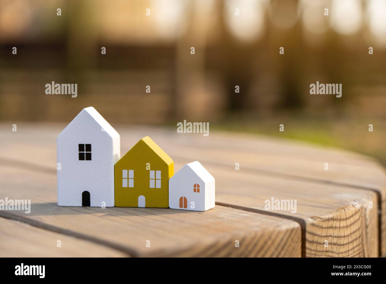 Le case di legno si trovano in fila all'aperto in una giornata di sole. Immobili e alloggi a prezzi accessibili. Mutuo, prestito. Casa ecocompatibile Foto Stock