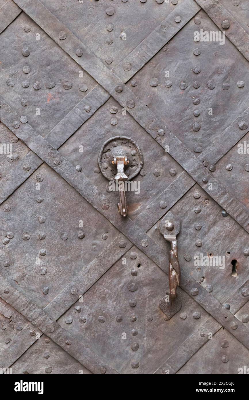 LEOBENDORF, AUSTRIA - 11 MAGGIO 2019: Si tratta di un frammento della porta medievale in ferro del castello di Kreuzenstein. Foto Stock