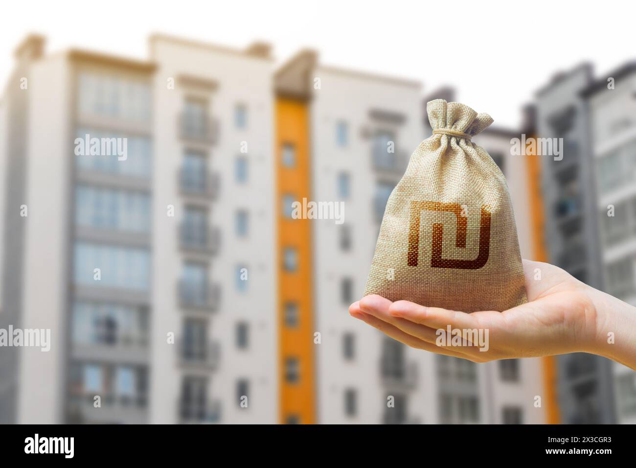 Borsa di siclo israeliana sullo sfondo di edifici moderni e alti. Investire nell'acquisto di beni immobili. Case e ipoteche a prezzi accessibili Foto Stock