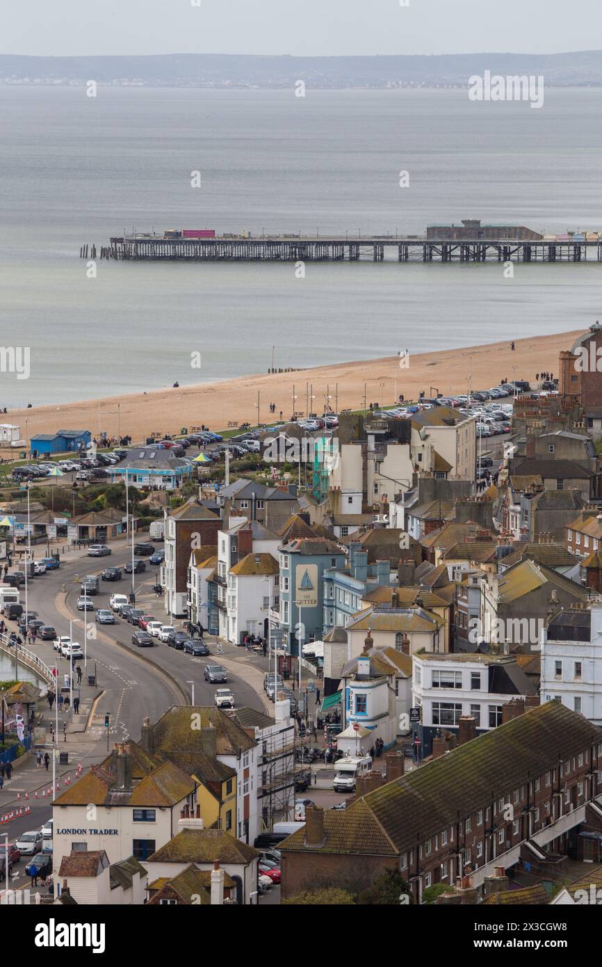 Vista della città vecchia di Hastings e del molo da East Hill Sussex Foto Stock