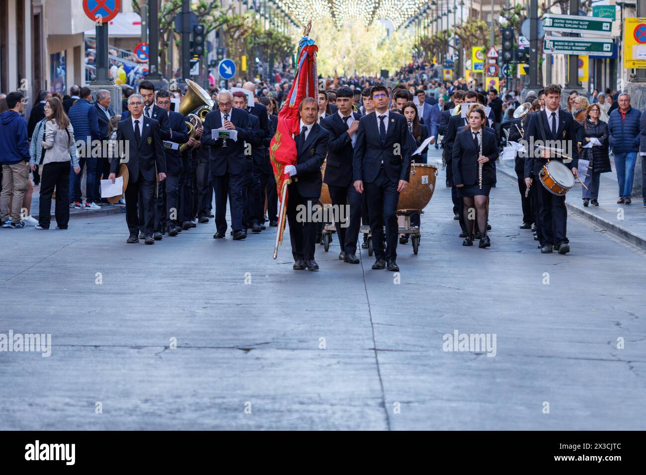 04-19-2024: Gruppo musicale sfilare con il suo direttore di fronte al festival pasodoble prima di cantare l'inno del festival di Alcoy, Spagna Foto Stock