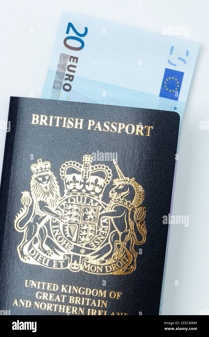 Primo piano un nuovo passaporto blu del Regno Unito con le banconote in euro all'interno Foto Stock
