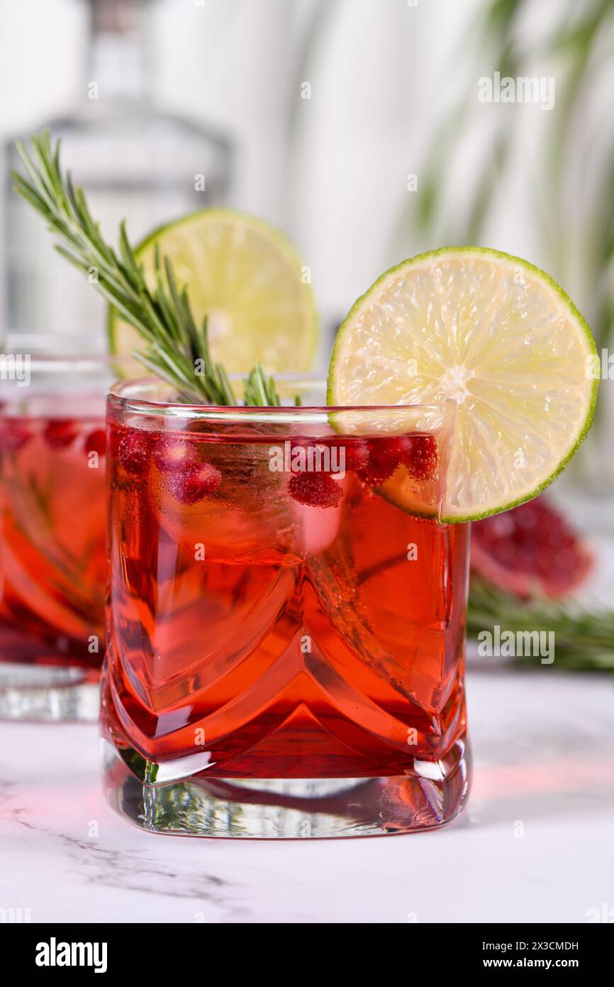 Il Paloma di Melograno è un classico cocktail a base di grenadina, soda e una generosa dose di tequila o gin. Ideale per feste di vacanza. Foto Stock