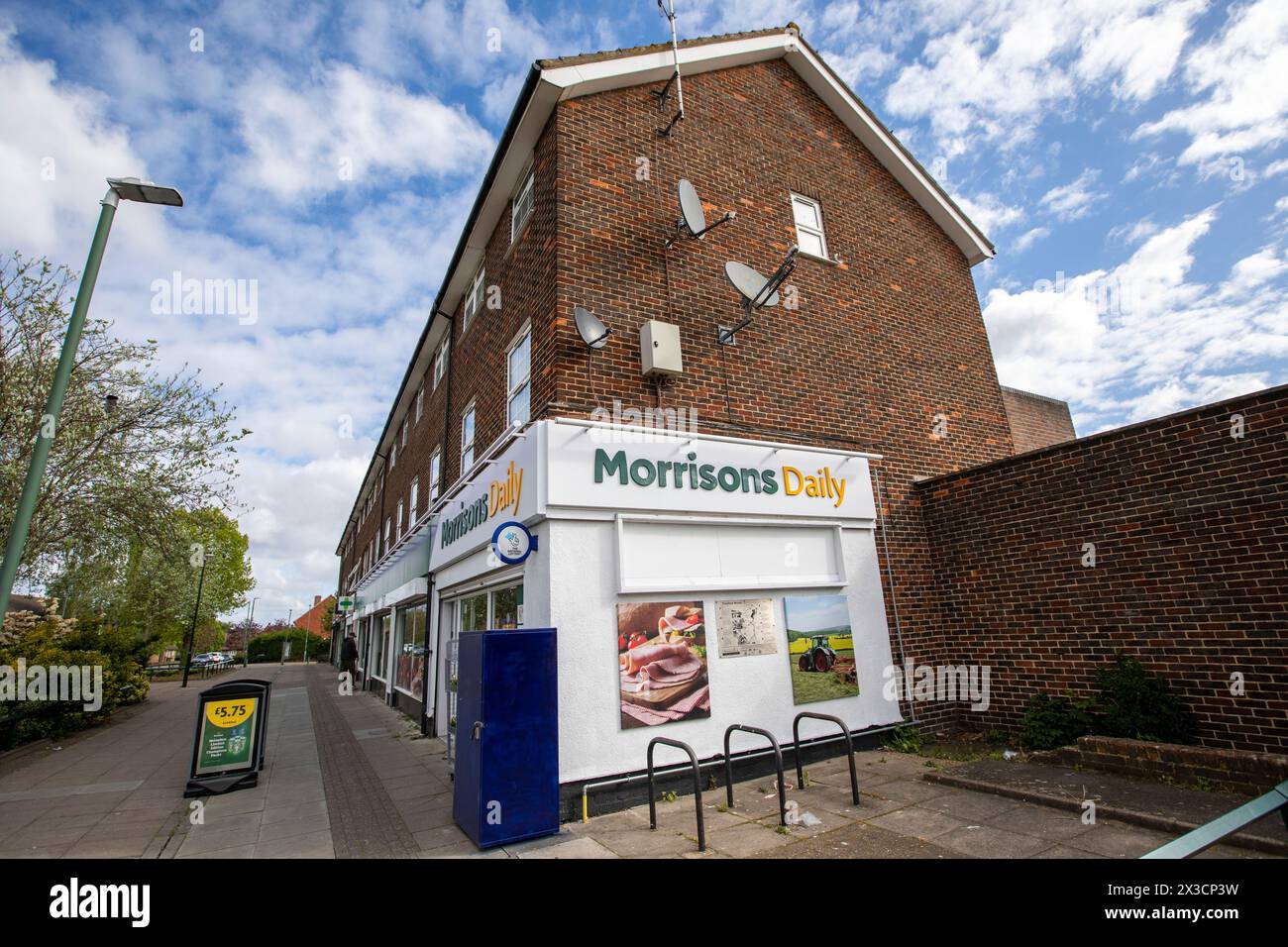 Morrisons Daily - un minimarket gestito dal supermercato Morrisons come alternativa al tradizionale negozio all'angolo. Slade Green, Kent, Regno Unito Foto Stock