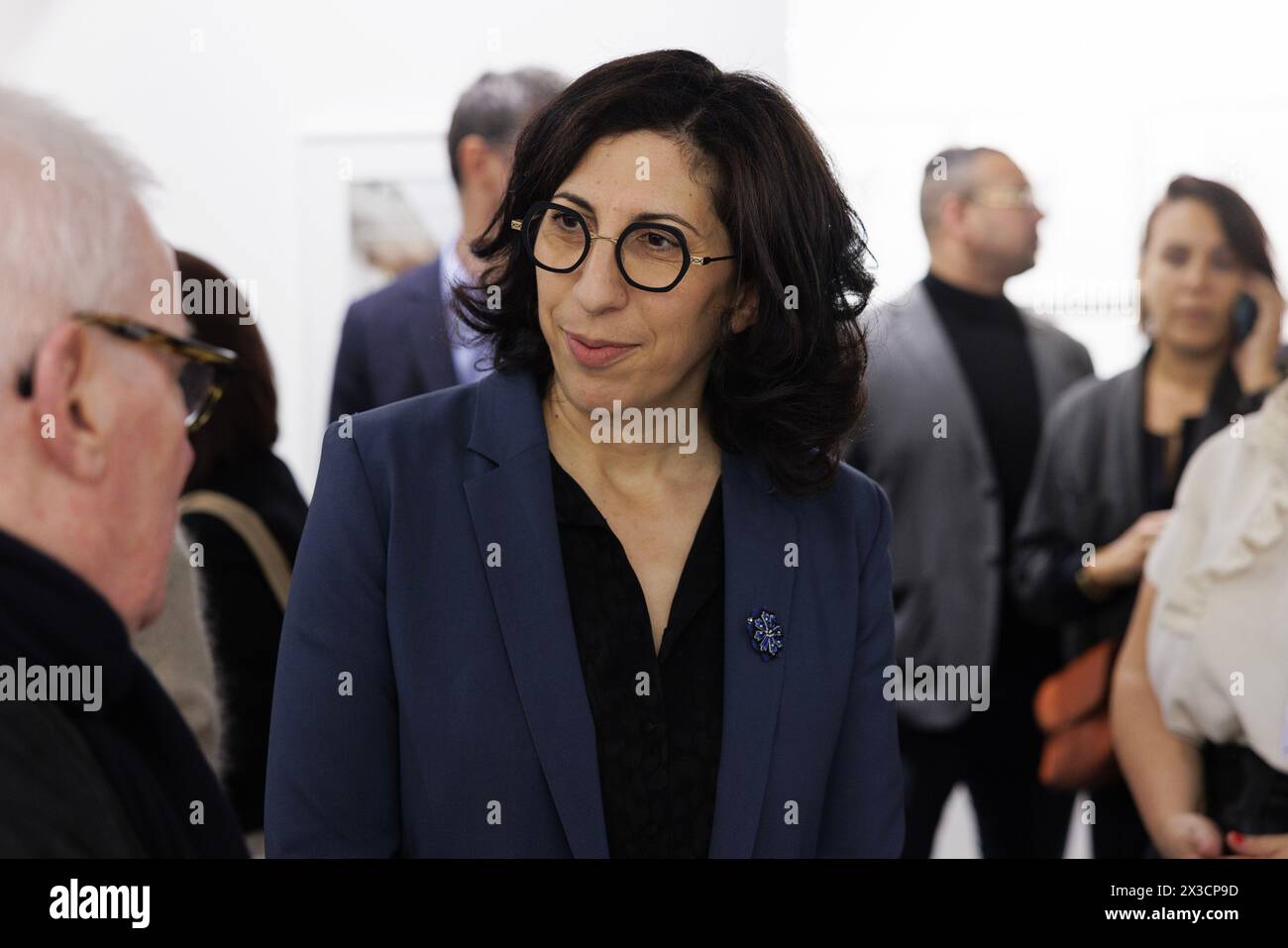 Il ministro francese della Cultura Rima Abdul Malak in visita alla 26a edizione del salone di Parigi foto al Grand Palais Ephemere / con il gallerista Alain Paviot (a sinistra). 09/11/2023 ©Isabella De Maddalena/opale.Photo Foto Stock