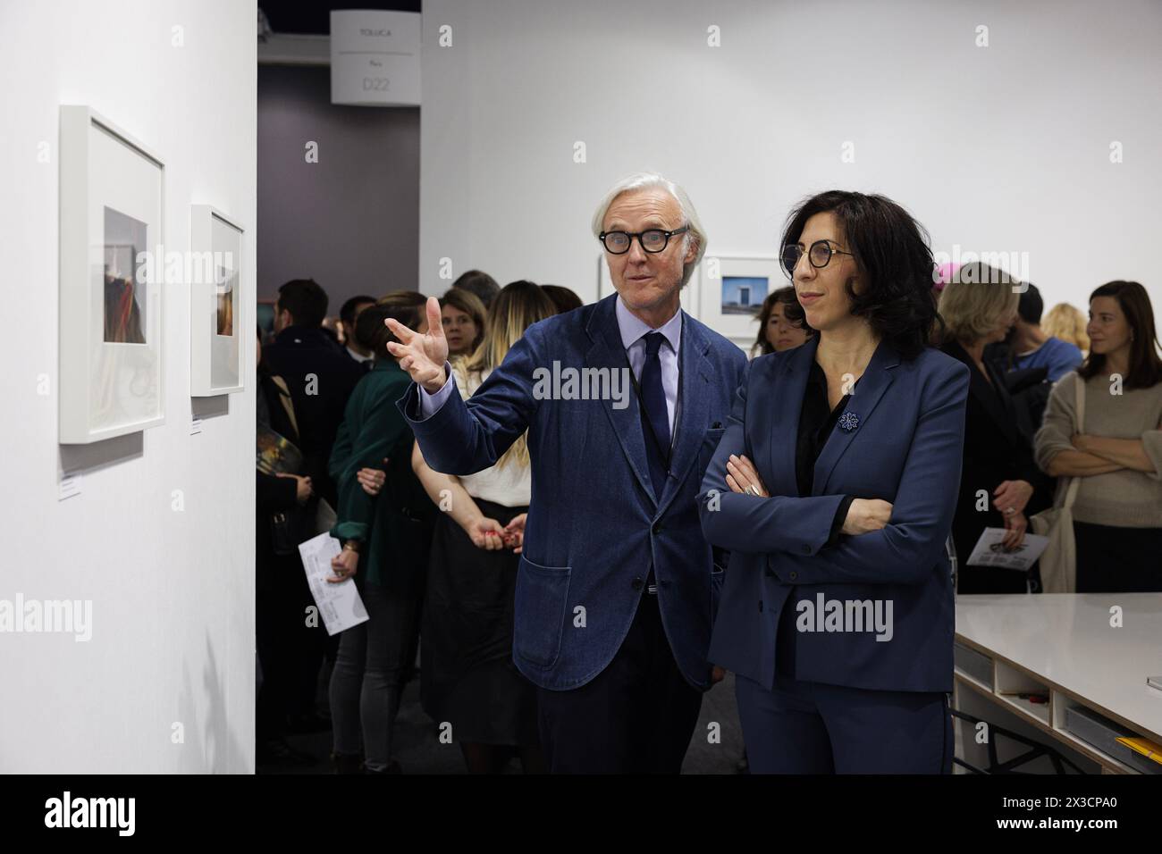 Il ministro francese della Cultura Rima Abdul Malak in visita alla 26a edizione del salone Paris foto al Grand Palais Ephemere / con Alexis Fabry. 09/11/2023 ©Isabella De Maddalena/opale.Photo Foto Stock