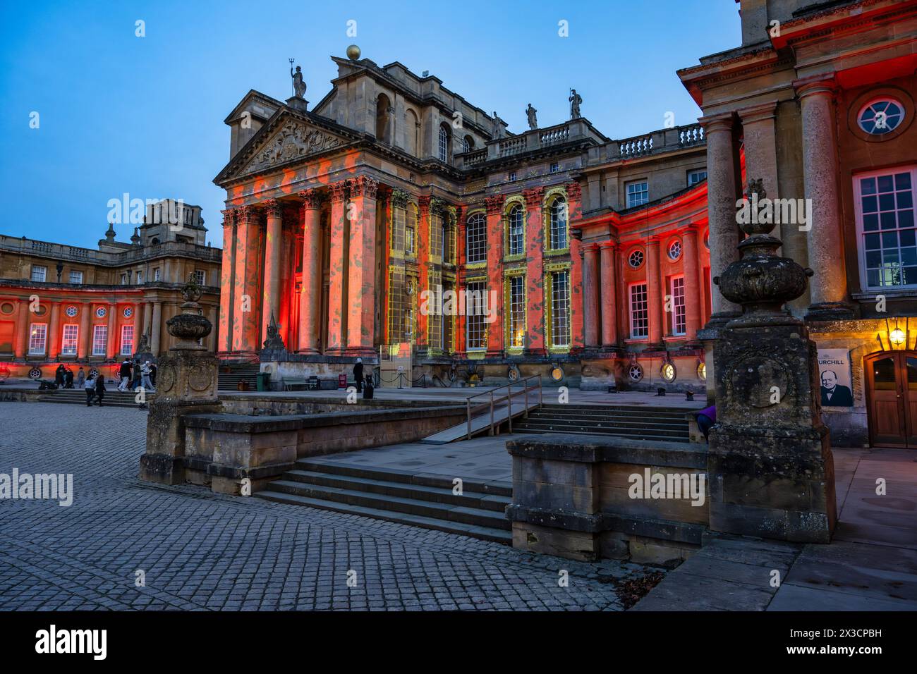 Blenheim Palace illuminato per Natale come parte del Blenheim Christmas Lights Trail 2023 - Blenheim Palace a Woodstock, Oxfordshire, Inghilterra, Regno Unito Foto Stock