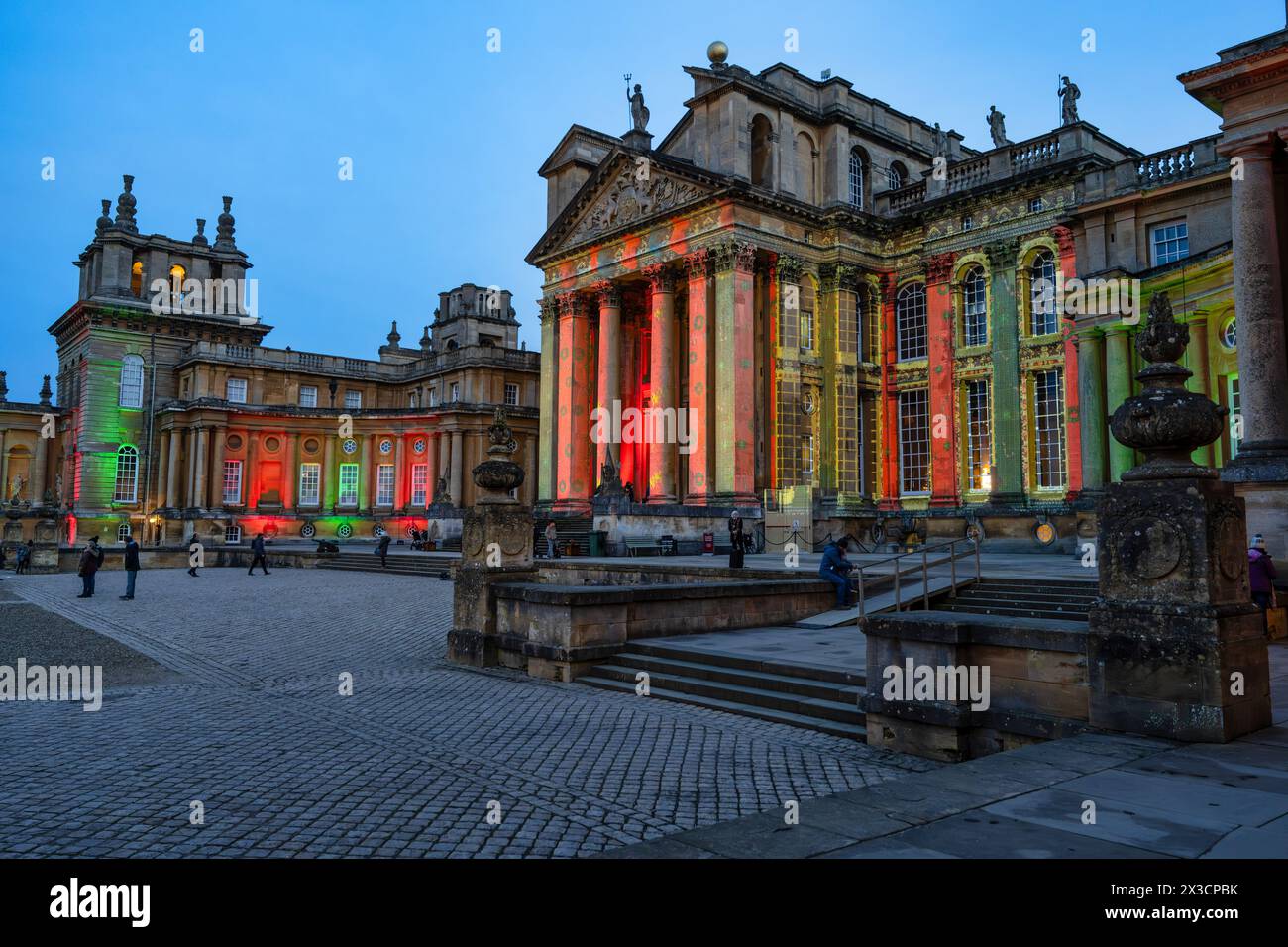 Blenheim Palace illuminato per Natale come parte del Blenheim Christmas Lights Trail 2023 - Blenheim Palace a Woodstock, Oxfordshire, Inghilterra, Regno Unito Foto Stock