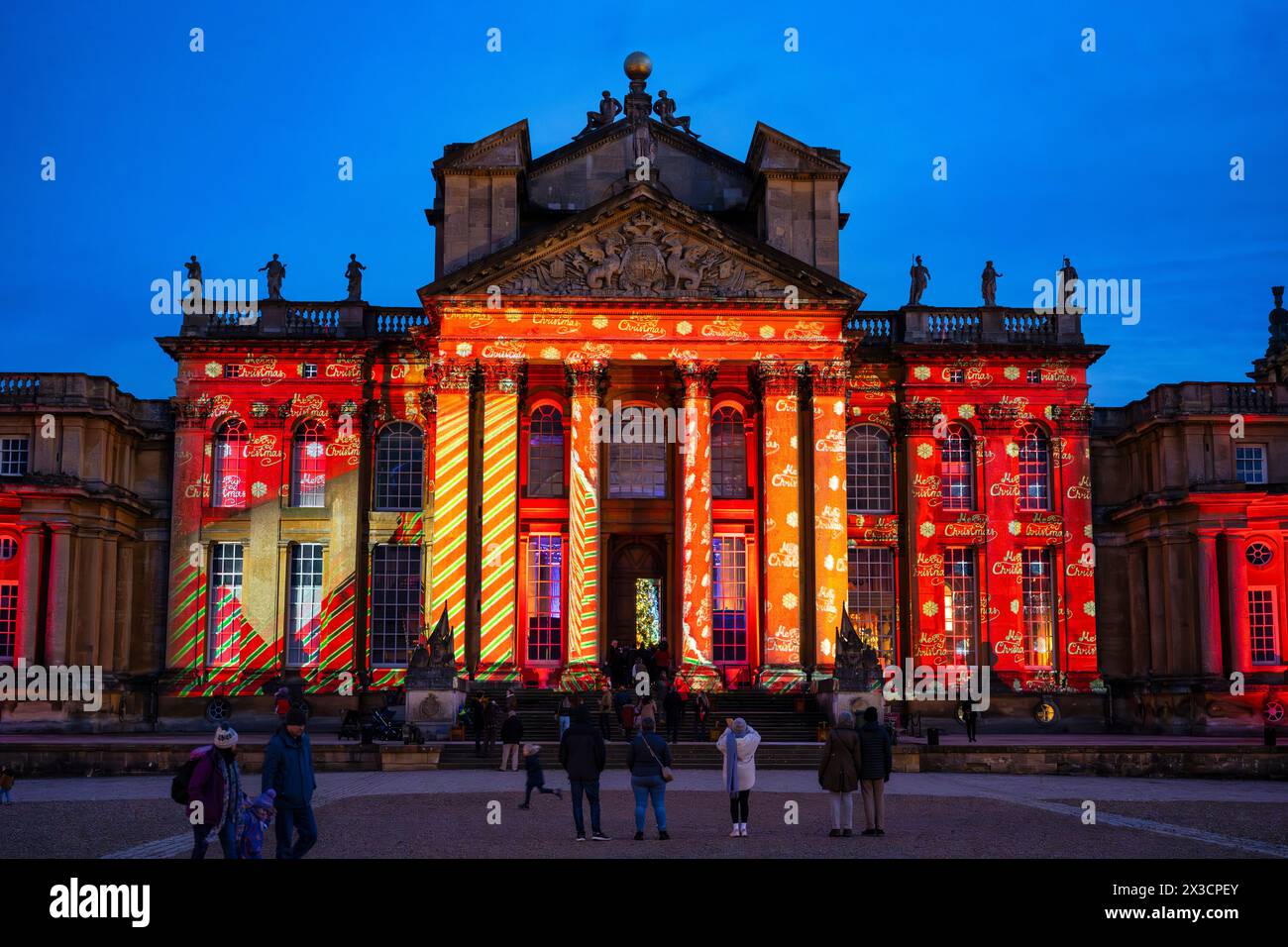 Blenheim Palace illuminato per Natale come parte del Blenheim Christmas Lights Trail 2023 - Blenheim Palace a Woodstock, Oxfordshire, Inghilterra, Regno Unito Foto Stock