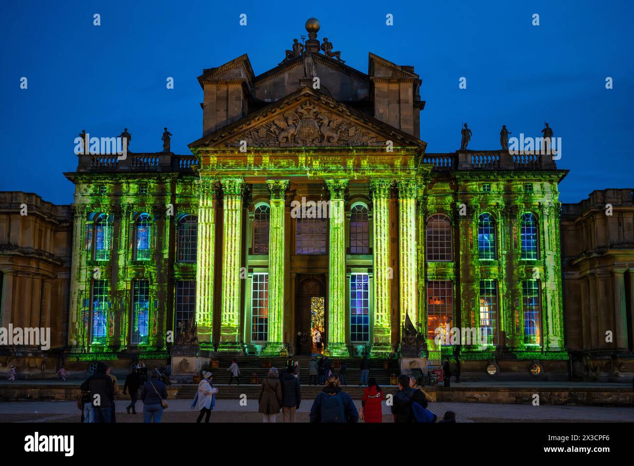 Blenheim Palace illuminato per Natale come parte del Blenheim Christmas Lights Trail 2023 - Blenheim Palace a Woodstock, Oxfordshire, Inghilterra, Regno Unito Foto Stock