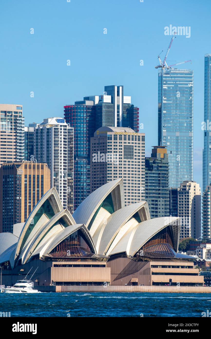 L'Opera House di Sydney con alti edifici del centro città alle spalle, vista sul porto, sito patrimonio dell'umanità dell'UNESCO, Sydney, NSW, Australia Foto Stock