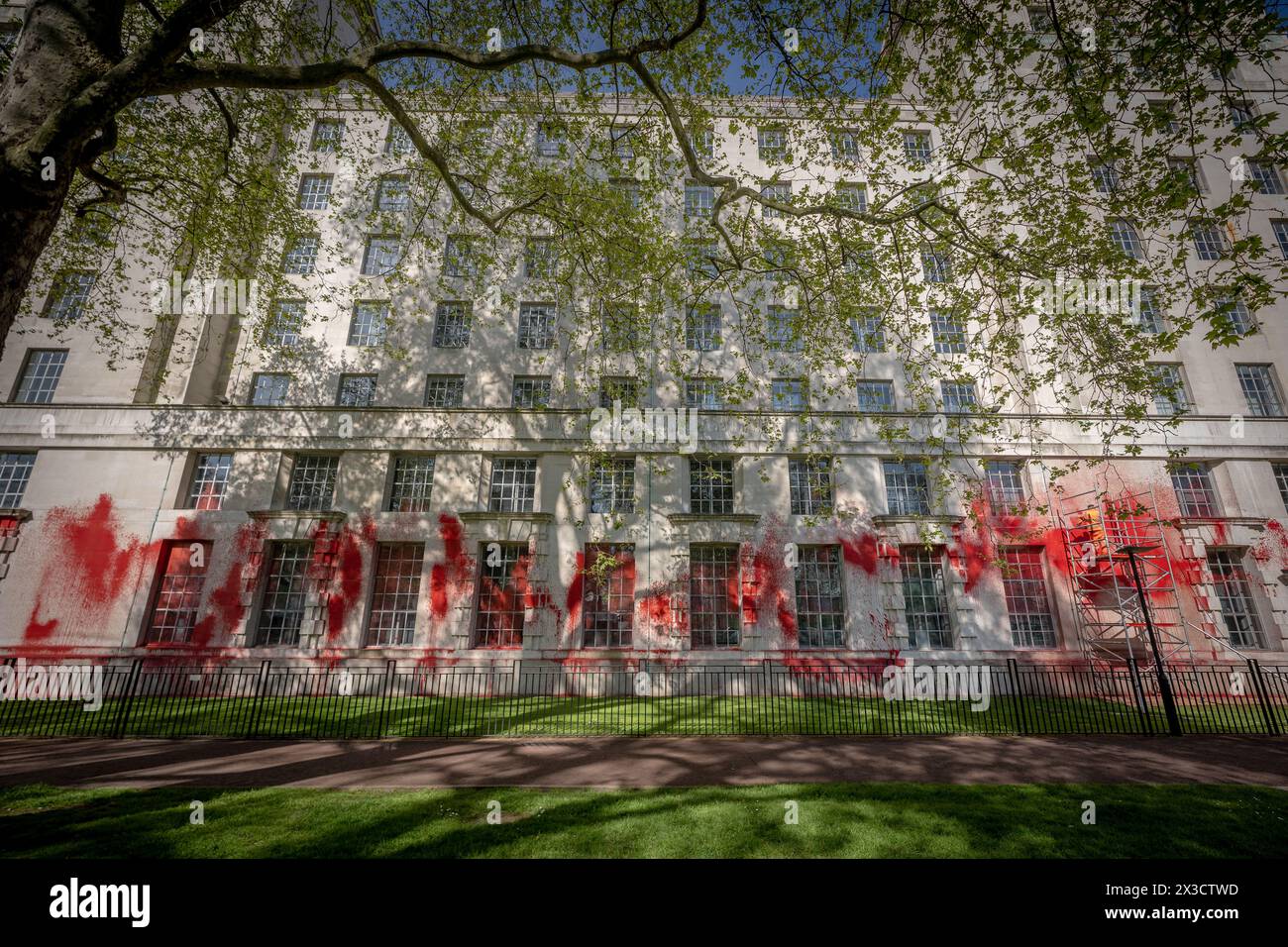Londra, Regno Unito. 26 aprile 2024. Ripulire i residui di vernice rossa spruzzata sul quartier generale del Ministero della difesa. Mercoledì 10 aprile i gruppi "domanda giovanile" e "azione palestinese" hanno condotto congiuntamente l'azione, chiedendo che sia i partiti conservatori che i partiti laburisti si impegnino a imporre un embargo bilaterale sulle armi contro Israele. Crediti: Guy Corbishley/Alamy Live News Foto Stock
