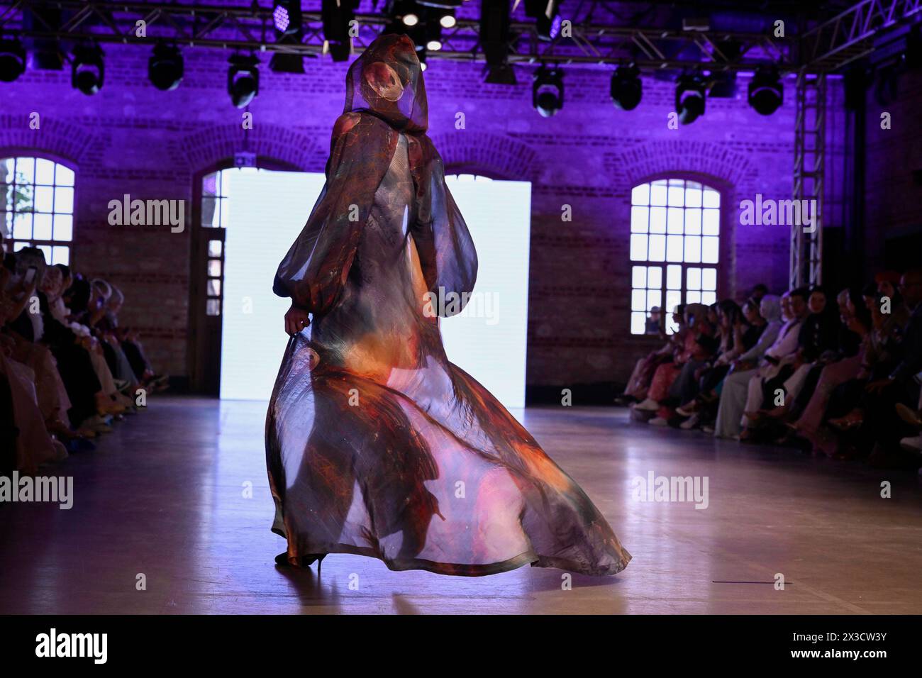 Istanbul, Istanbul, Turchia. 25 aprile 2024. Una modella vista indossare il marchio degli Emirati Arabi Uniti Fashion by Shehna. La Istanbul Modest Fashion Week 2024 è iniziata il 25 aprile 2024 nella Fisekhane Gallery. Organizzato da Think Fashion, il primo giorno ha visto 12 marchi turchi e internazionali sulle passerelle. (Credit Image: © Valeria Ferraro/ZUMA Press Wire) SOLO PER USO EDITORIALE! Non per USO commerciale! Foto Stock