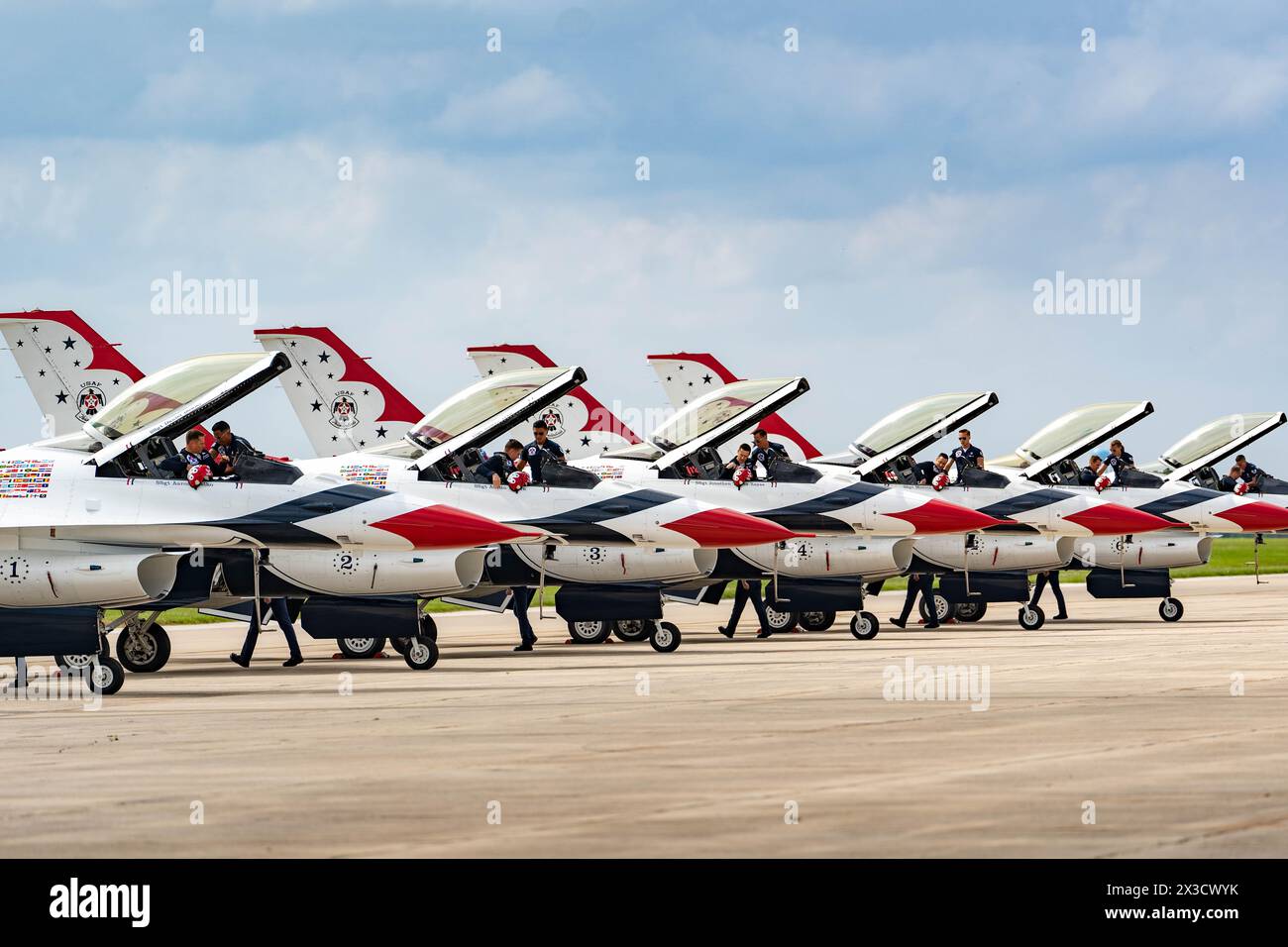 Gli U.S. Air Force Thunderbirds si preparano per la loro dimostrazione aerea al Great Texas Airshow 2024 presso Joint base San Antonio-Randolph, Texas, Apri Foto Stock