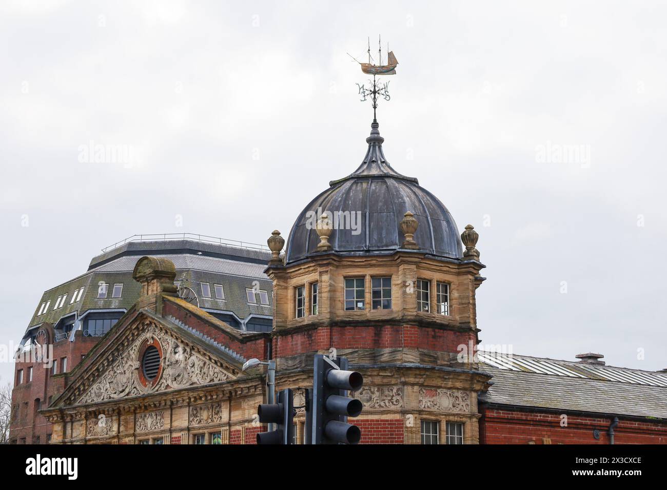 Bristol, Inghilterra - 30 marzo 2024: Edificio dello spartiacque, edificio di antichi capannoni di transito, ora sede di opere d'arte a Bristol Harbourside Foto Stock