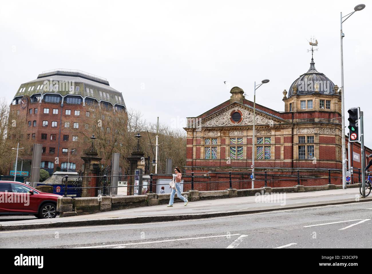 Bristol, Inghilterra - 30 marzo 2024: Edificio dello spartiacque, edificio di antichi capannoni di transito, ora sede di opere d'arte a Bristol Harbourside Foto Stock