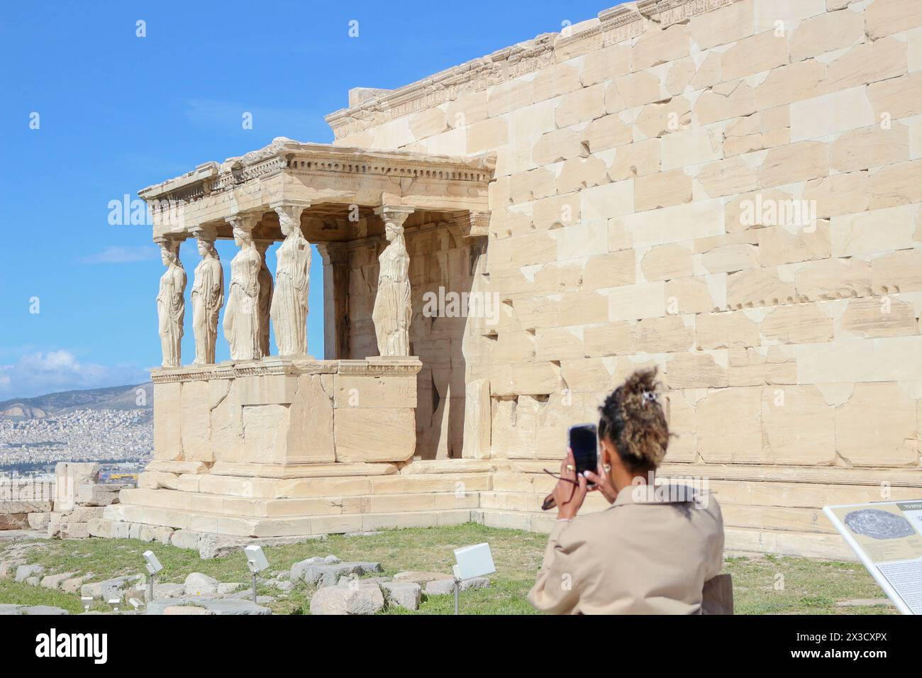 Esplora la meraviglia architettonica dell'Eretteo, un'affascinante pietra miliare in cima all'Acropoli, che attira turisti e serve come risorsa commerciale Foto Stock