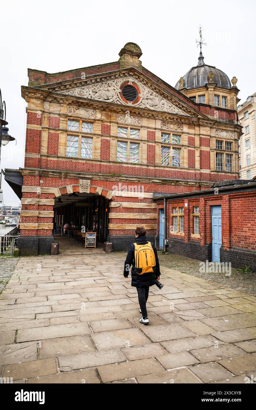 Bristol, Inghilterra - 30 marzo 2024: Edificio dello spartiacque, edificio di antichi capannoni di transito, ora sede di opere d'arte a Bristol Harbourside Foto Stock