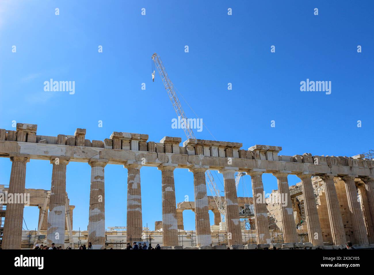 Assisti alla trasformazione del Partenone nel corso della ristrutturazione, simboleggiando il delicato equilibrio tra le aspettative del turismo contrastate e la meticolosa re Foto Stock