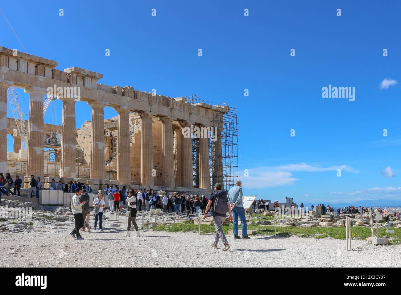 Assisti alla trasformazione del Partenone nel corso della ristrutturazione, simboleggiando il delicato equilibrio tra le aspettative del turismo contrastate e la meticolosa re Foto Stock