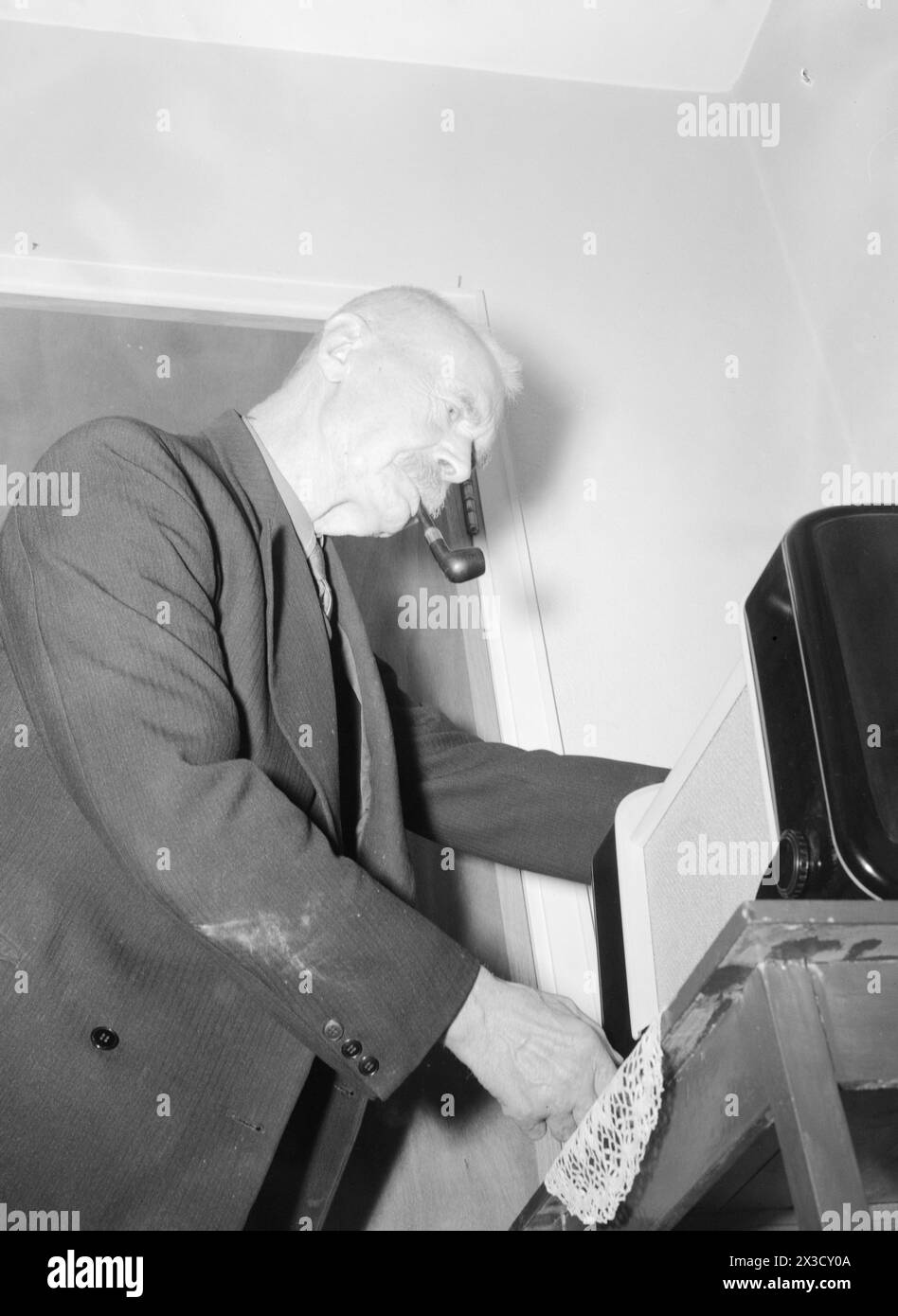 Attuale 06- 1948: Il mondo del vecchio. Una visita alla casa degli anziani di Tåsen. Gerhard Olsen, un appassionato ascoltatore radiofonico, sta cercando della musica leggera svedese. Ha sua moglie con lui.foto: TH. Skotaam / Aktuell / NTB questo testo è stato tradotto automaticamente. Foto Stock