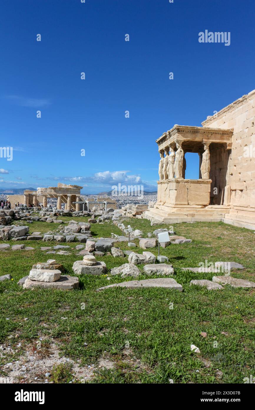 Esplora la meraviglia architettonica dell'Eretteo, un'affascinante pietra miliare in cima all'Acropoli, che attira turisti e serve come risorsa commerciale Foto Stock