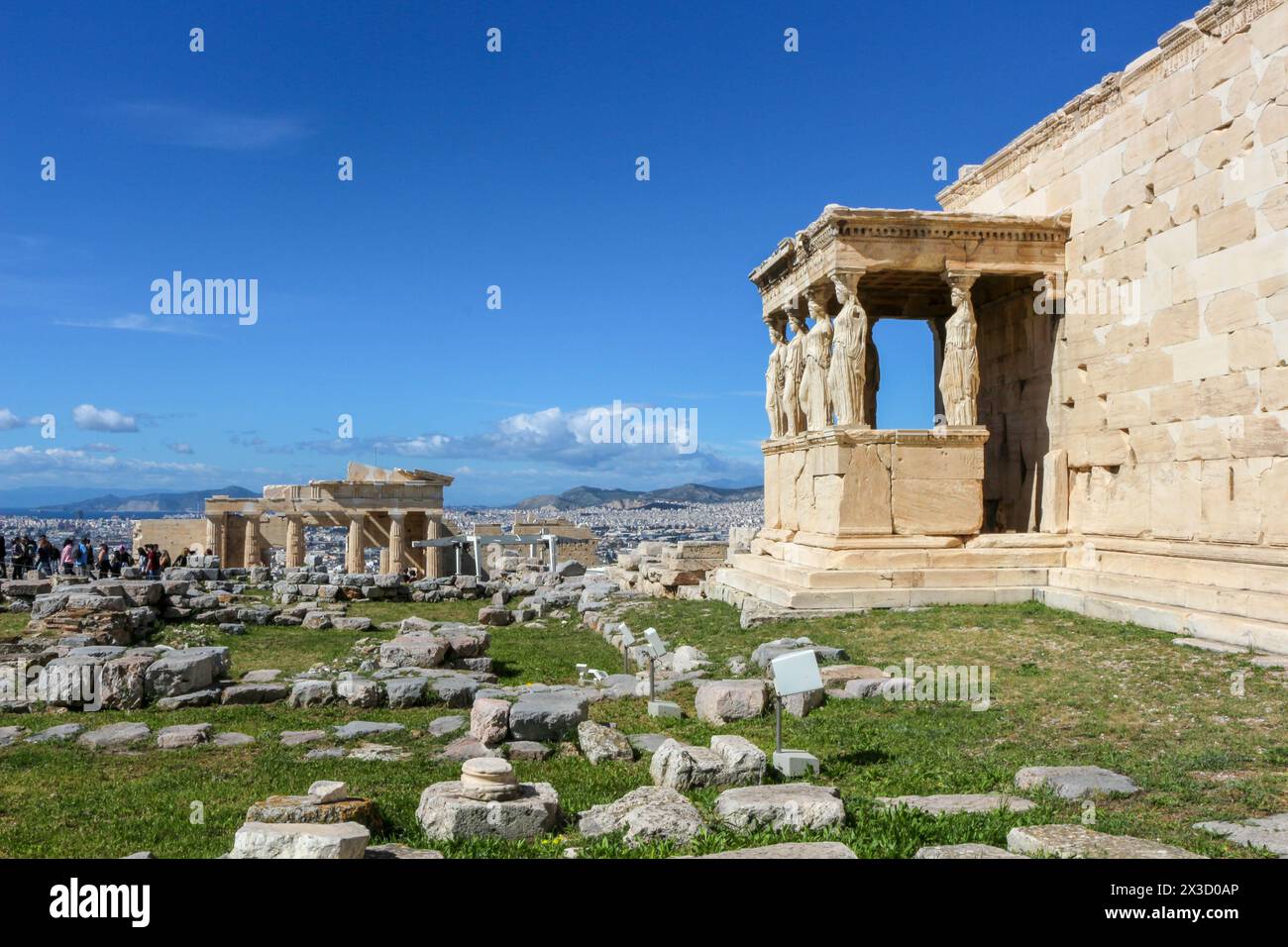 Esplora la meraviglia architettonica dell'Eretteo, un'affascinante pietra miliare in cima all'Acropoli, che attira turisti e serve come risorsa commerciale Foto Stock