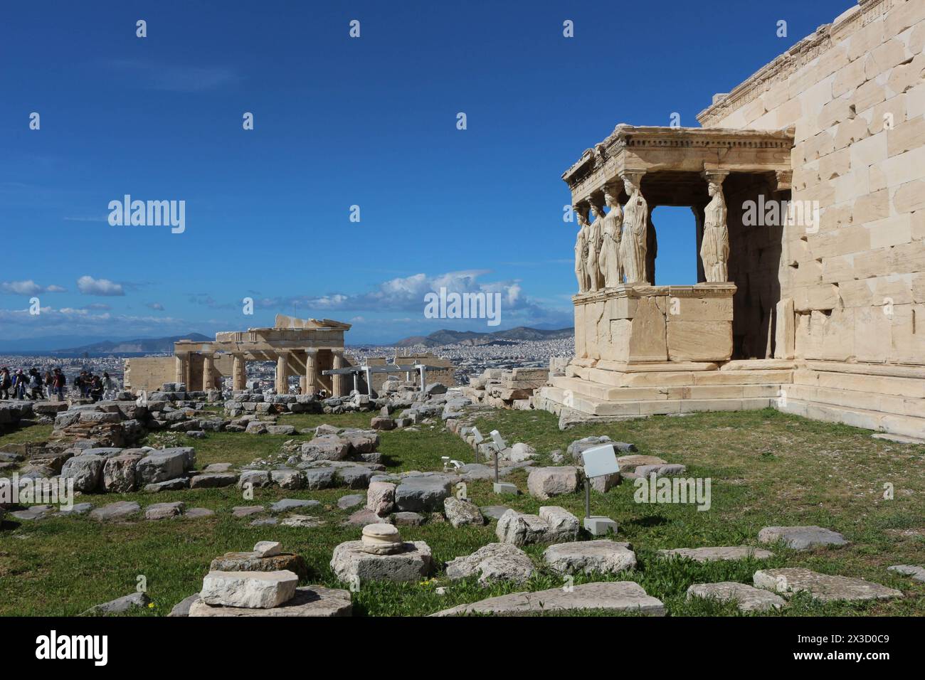 Esplora la meraviglia architettonica dell'Eretteo, un'affascinante pietra miliare in cima all'Acropoli, che attira turisti e serve come risorsa commerciale Foto Stock