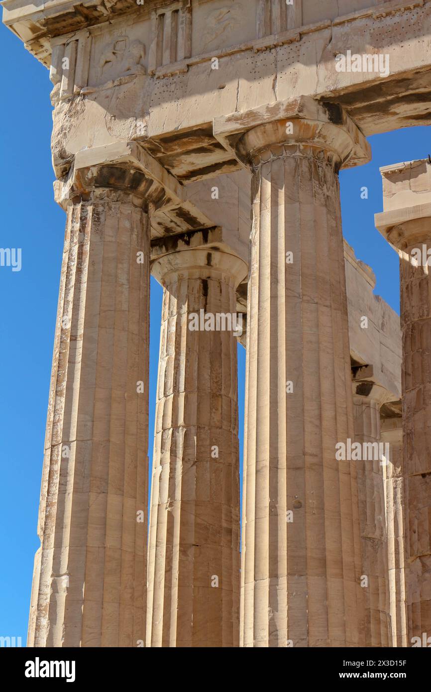 Tuffati nel fascino dell'antica Grecia attraverso l'eleganza del marmo del Partenone, un faro per il turismo tra splendore storico e ricchezza culturale Foto Stock